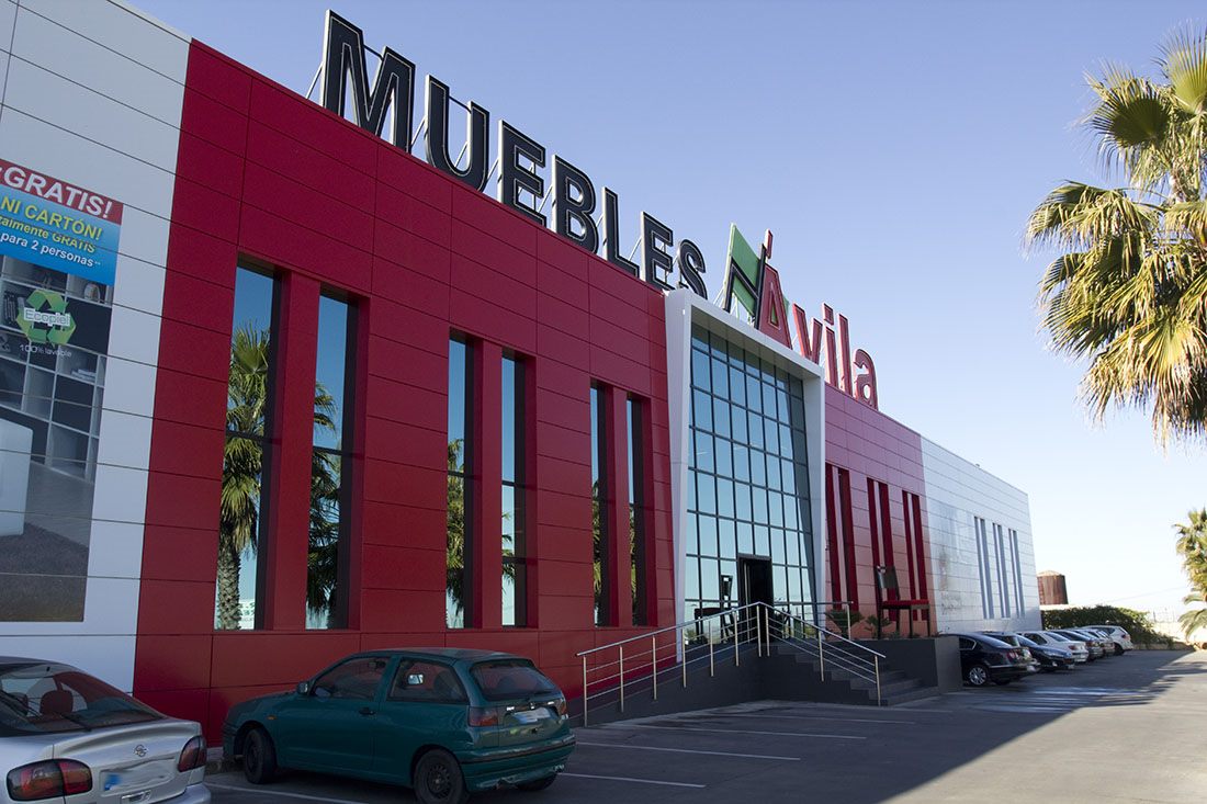 Otra vista de la fachada de la tienda de Muebles Ávila